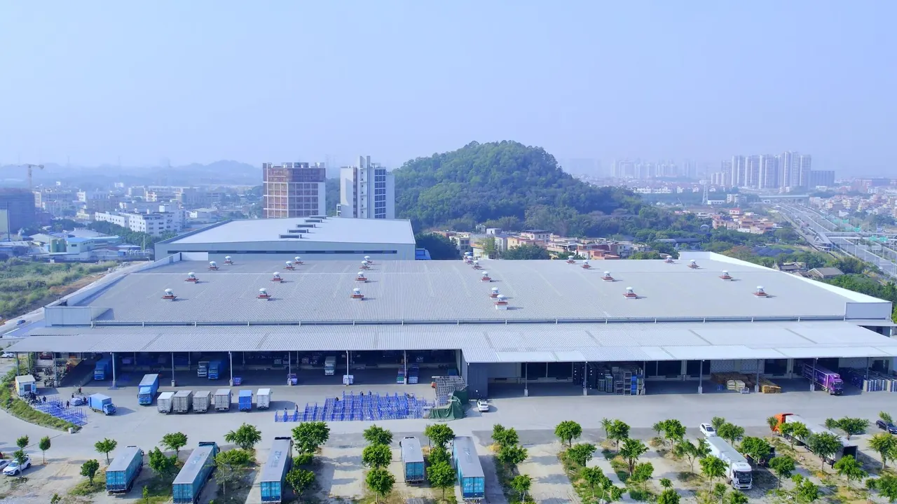 Vista exterior del almacén y centro logístico de JetonDock